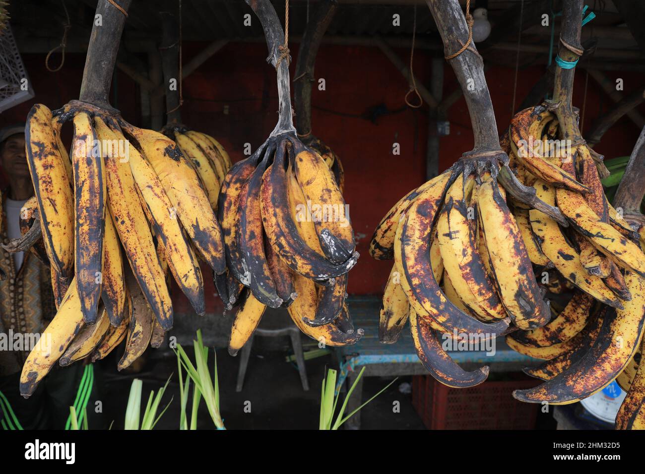 Lumajang, Indonésie - 13 janvier 2022 : Pisang Tanduk ou Pisang Agung et Pisang Mas Kirana vendeur, dans un marché traditionnel. Parfait pour l'arrière-plan Banque D'Images