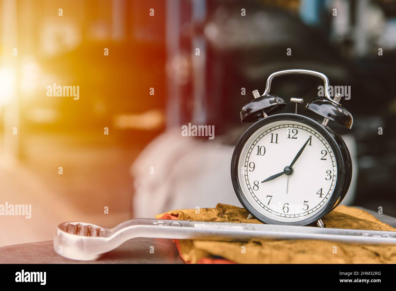 horloge placée en arrière-plan du garage pour le concept de calendrier d'entretien des heures de voiture Banque D'Images