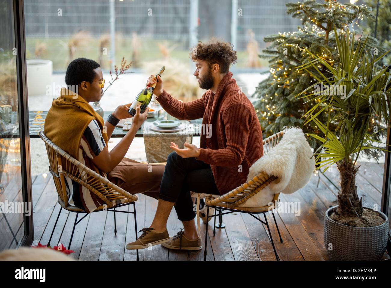 Deux amis masculins célèbrent les vacances d'hiver dans la cour Banque D'Images