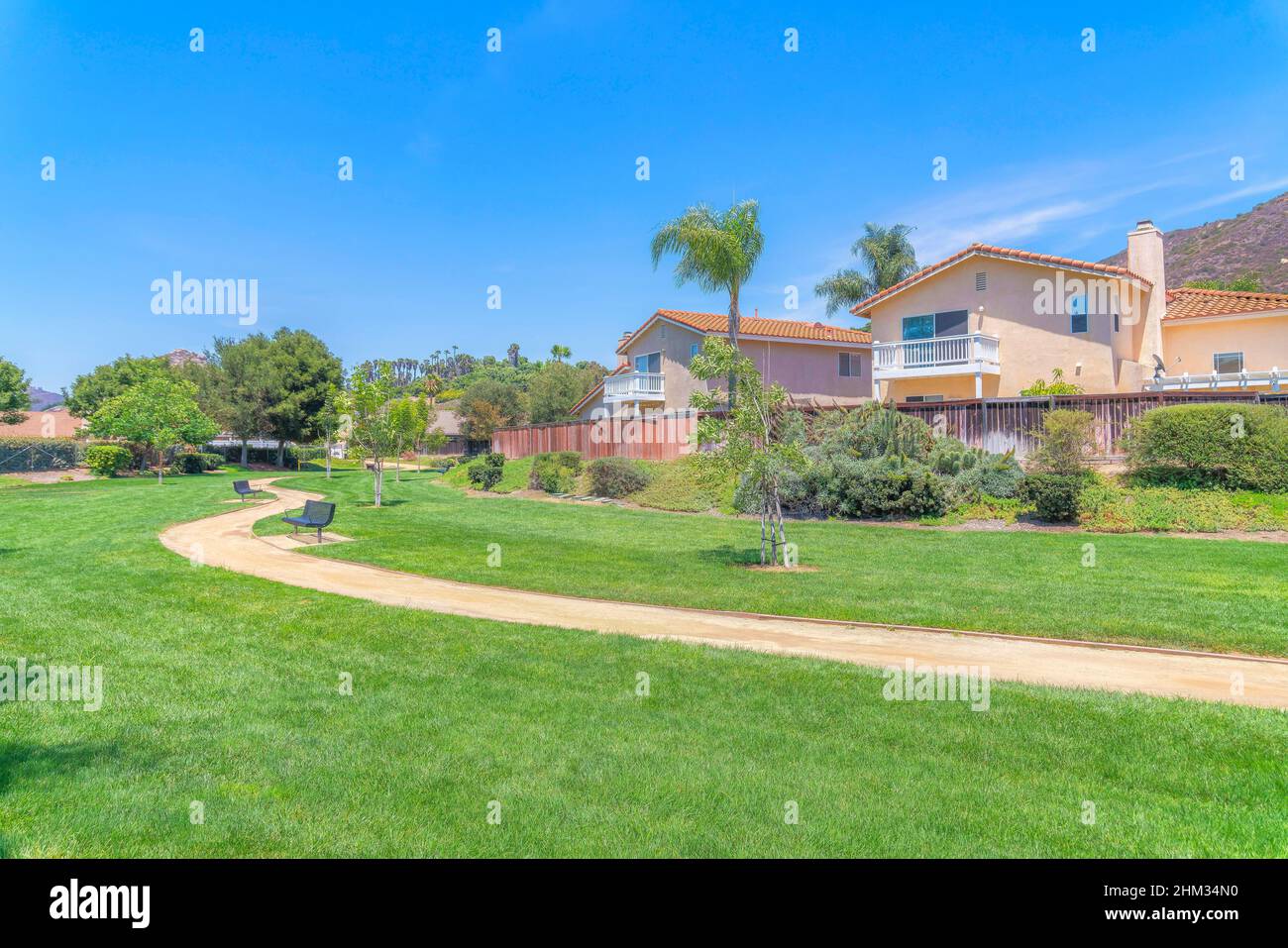 Parc avec pelouse verte et sentier de terre au milieu à San Diego, Californie Banque D'Images
