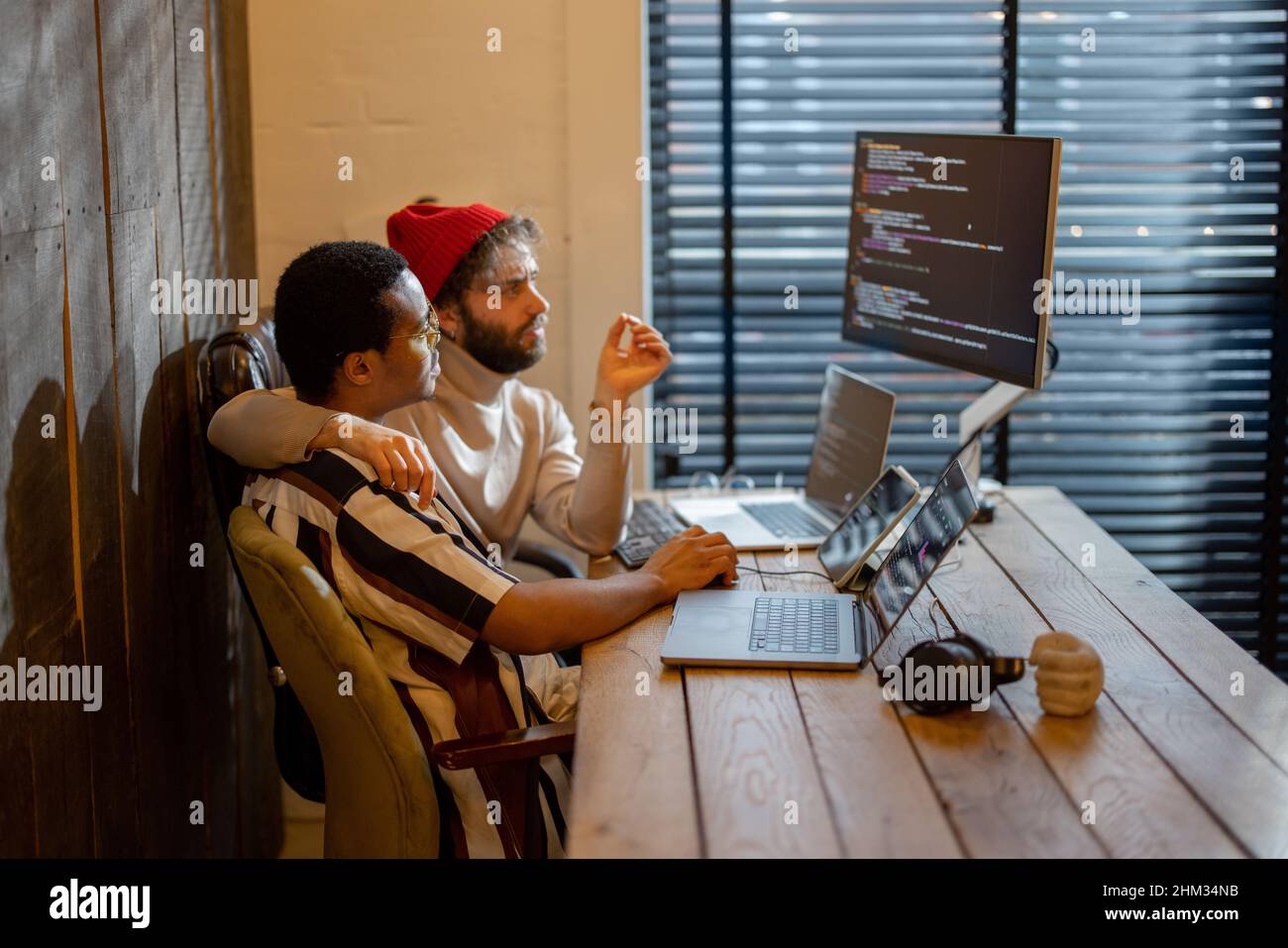 Couple gay travaillant sur des ordinateurs au bureau à domicile Banque D'Images