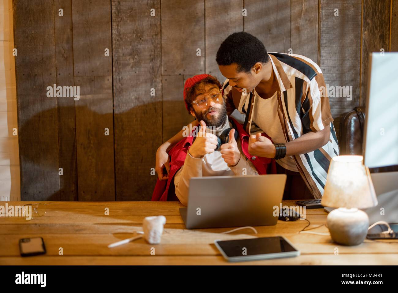 Couple gay travaillant sur des ordinateurs au bureau à domicile Banque D'Images