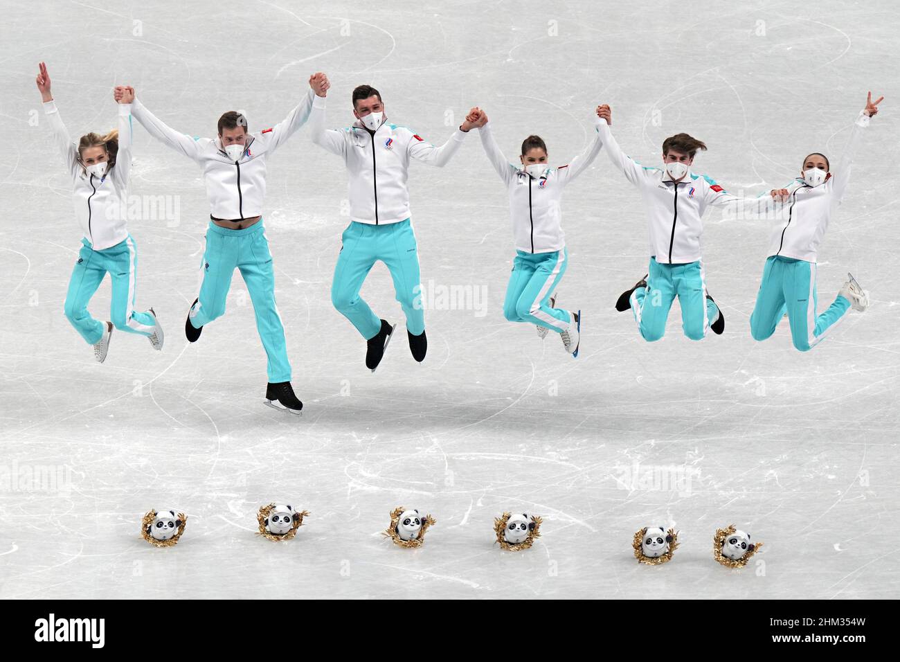 Pékin, Chine. 8th févr. 2022. Les membres de l'équipe russe de patinage sautent pour prendre des photos avec les poupées de mascotte Bing Dwen Dwen après avoir remporté la médaille d'or lors de l'événement de l'équipe de patinage artistique aux Jeux Olympiques d'hiver de Beijing en 2022, le 7 février 2022. La Russie a remporté la médaille d'or, les États-Unis la médaille d'argent et le Japon la médaille de bronze. Photo de Richard Ellis/UPI crédit: UPI/Alay Live News Banque D'Images