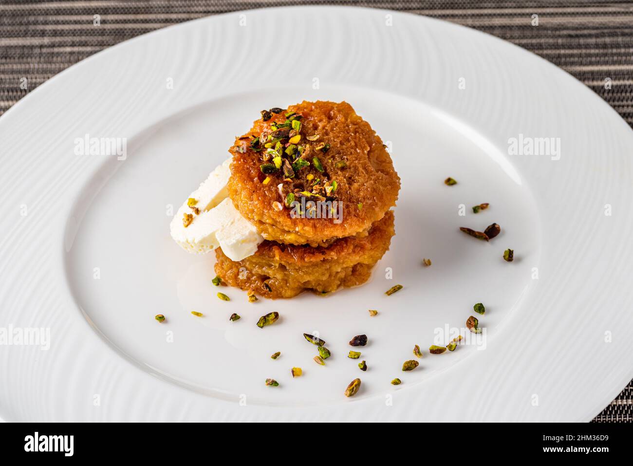 Un kadayif de pain ou un Kadayifi d'Ekmek accompagné de crème, un délicieux dessert turc servi dans un restaurant gastronomique Banque D'Images