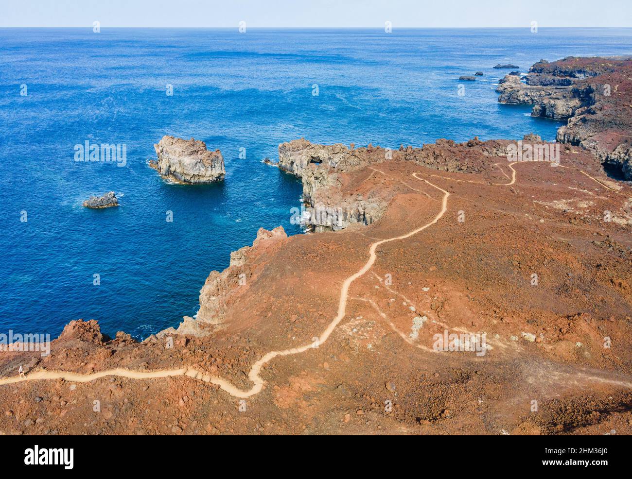 Vue aérienne du sentier de randonnée côtier près d'Arco de la Tosca - El Hierro (îles Canaries) Banque D'Images