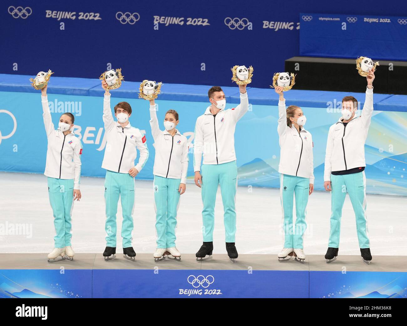 Pékin, Chine.7th févr. 2022.Les membres de l'équipe de patinage artistique ROC posent pour des photos pendant la cérémonie de la fleur après l'événement de l'équipe de patinage artistique au stade intérieur Capital à Beijing, capitale de la Chine, le 7 février 2022.Crédit : Wang Yuguo/Xinhua/Alay Live News Banque D'Images