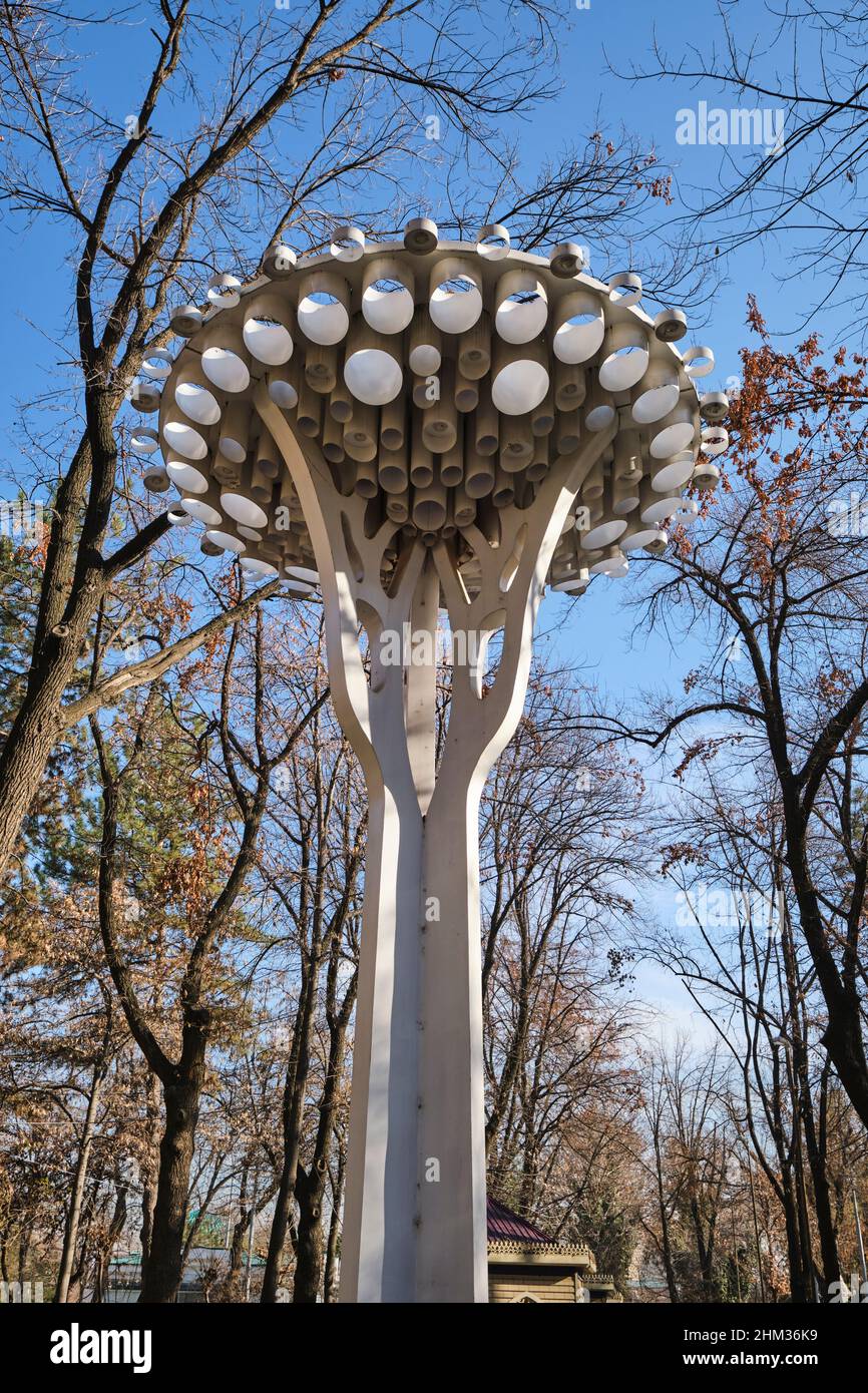 Un futuriste, moderne, spacieux, tripteux, biologique, feu de position rond. Dans le centre-ville de Tachkent, Ouzbékistan. Banque D'Images