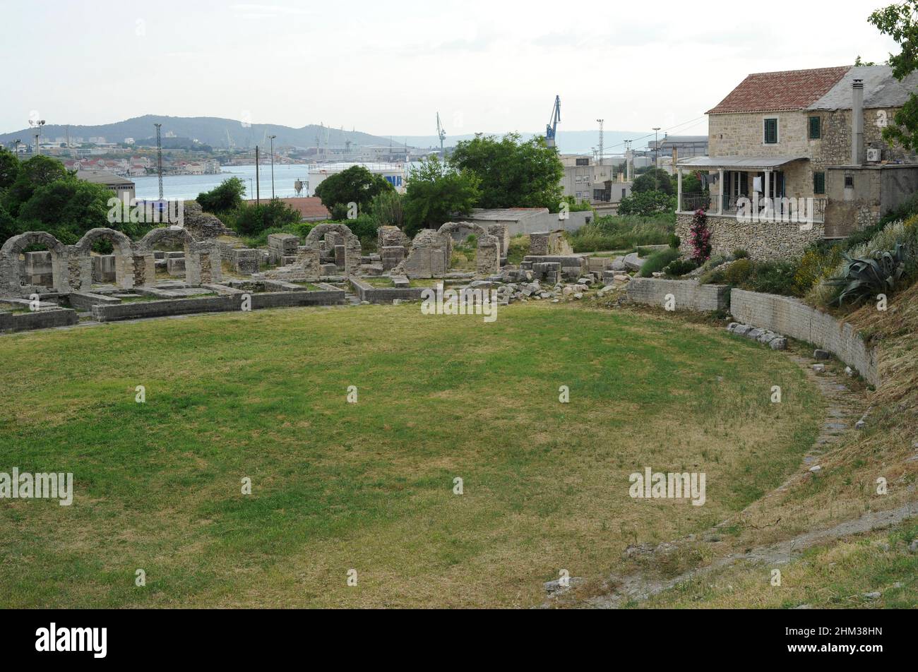 Croatie, Solin.Ancienne ville de Salona.Colonia Martia Ivlia Valeria.C'était la capitale de la province romaine de Dalmatie.Vue partielle sur les ruines de l'amphithéâtre, construit dans la seconde moitié du 2nd siècle après J.-C. Banque D'Images