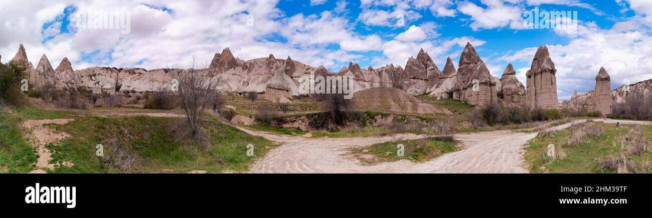 Vue panoramique sur la vallée de l'Amour avec d'énormes pierres en forme de phallus dans le village de Göreme, Turquie.Paysage rural de Cappadoce.Montagnes volcaniques à Goreme n Banque D'Images