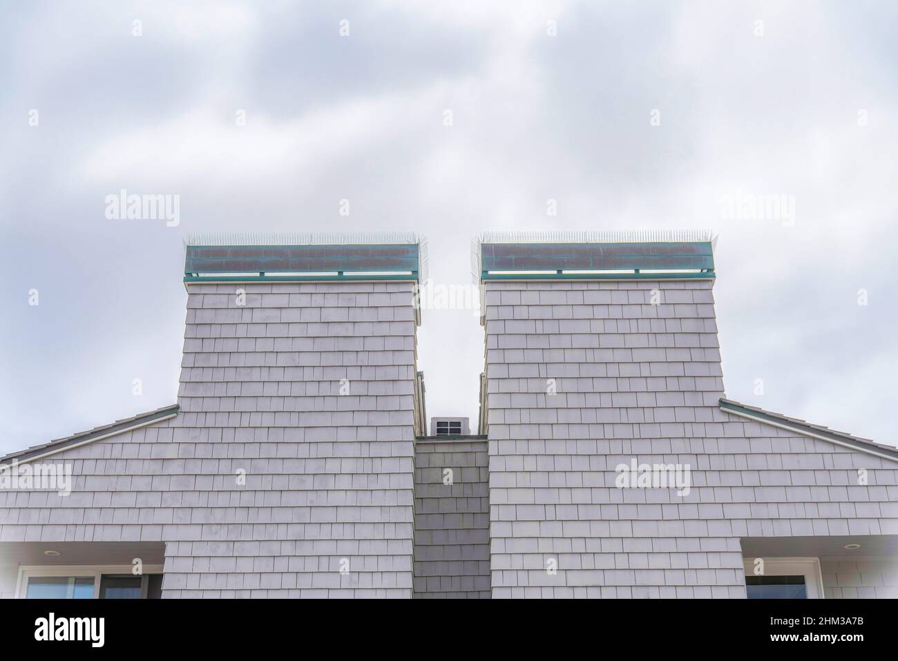 Maison en duplex dans une vue à angle bas avec des sidages de bardeaux blancs à Carlsbad, San Diego, Californie Banque D'Images