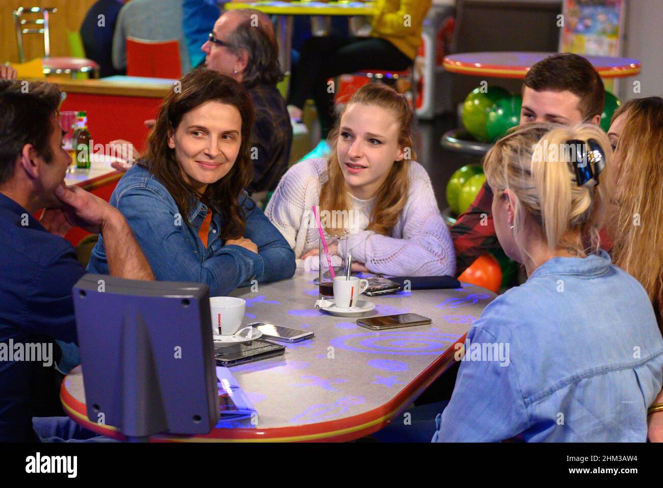 JULIETTE BINOCHE entre DEUX MONDES (2021) -titre original: OUISTREHAM-, réalisé par EMMANUEL CARRERE.Crédit: Curiosa films / Album Banque D'Images