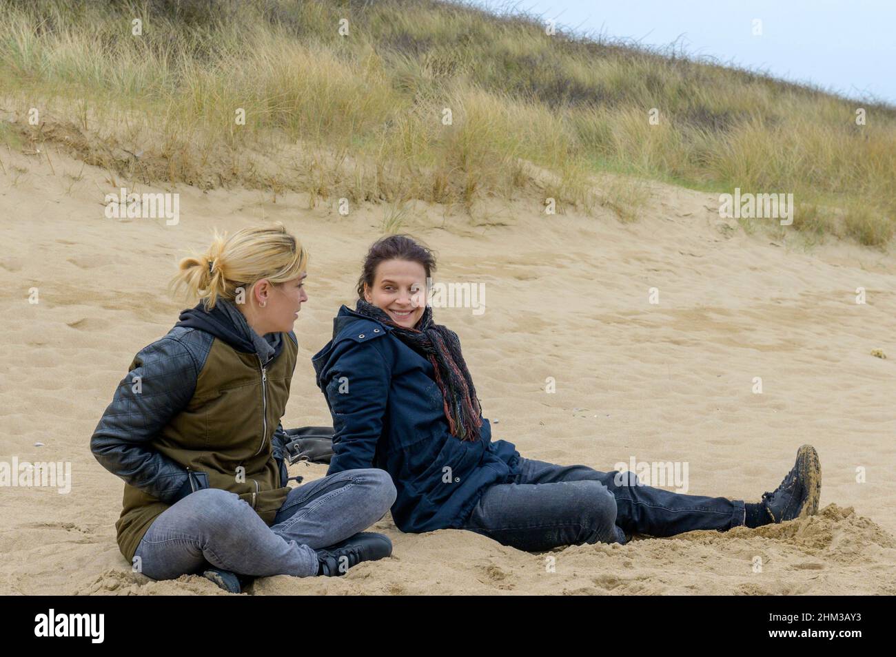 JULIETTE BINOCHE entre DEUX MONDES (2021) -titre original: OUISTREHAM-, réalisé par EMMANUEL CARRERE.Crédit: Curiosa films / Album Banque D'Images