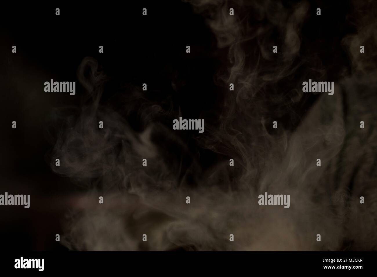 nuage de fumée avec fond noir. vapeur de pulvérisation Banque D'Images