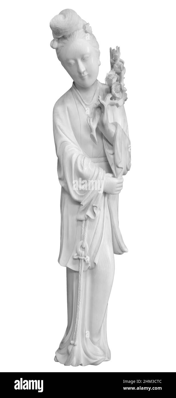 Geisha figurine en robe nationale, kimono cheveux traditionnels, ventilateur dans la main.Poupée souvenir, isolée sur fond blanc avec passe-cheveux Banque D'Images