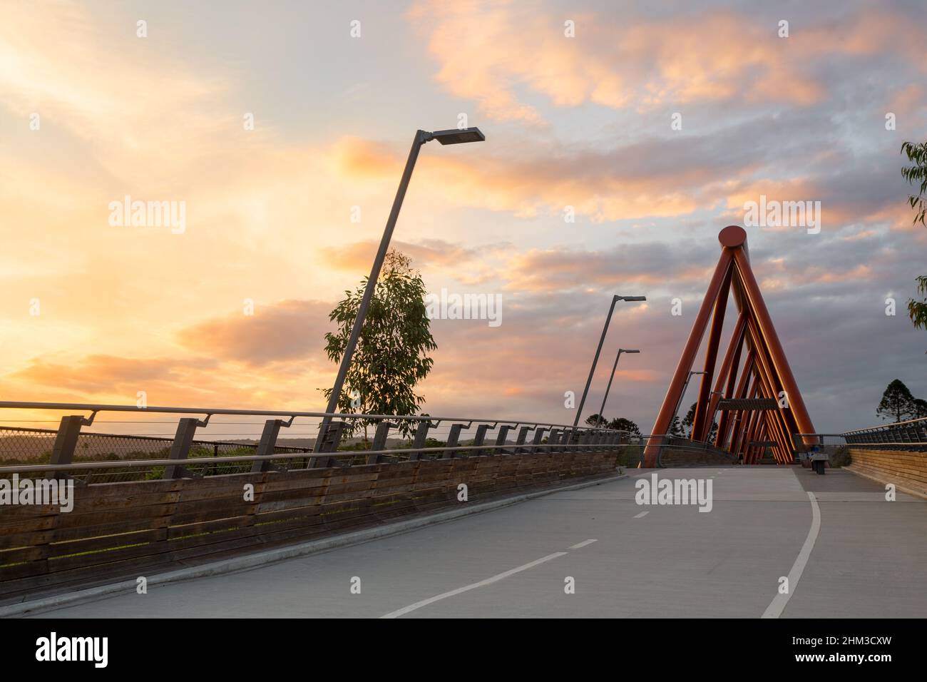 Promenade sur le pont de Pedestran au coucher du soleil à Penrith, Nouvelle-Galles du Sud Banque D'Images