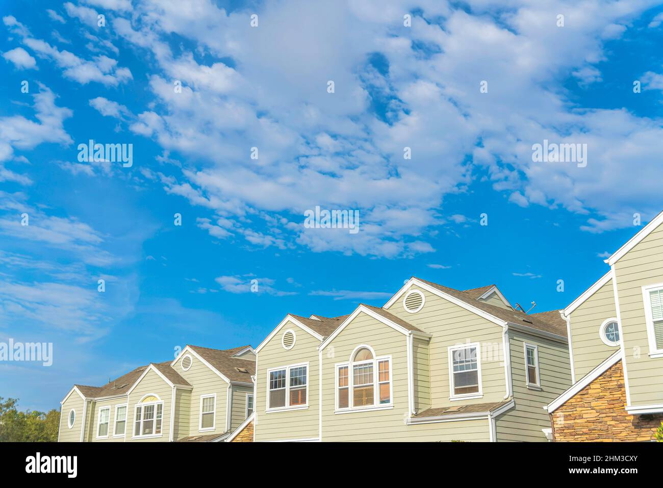 Maisons de ville avec des panneaux de bois en vinyle vert clair à Carlsbad, San Diego, Californie Banque D'Images