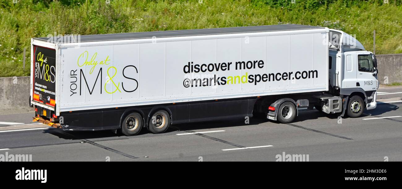 Marks and Spencer Retail business vue arrière blanc hgv DAF chaîne d'approvisionnement camion publicité sur remorque Découvrez votre M&S sur l'autoroute britannique Banque D'Images