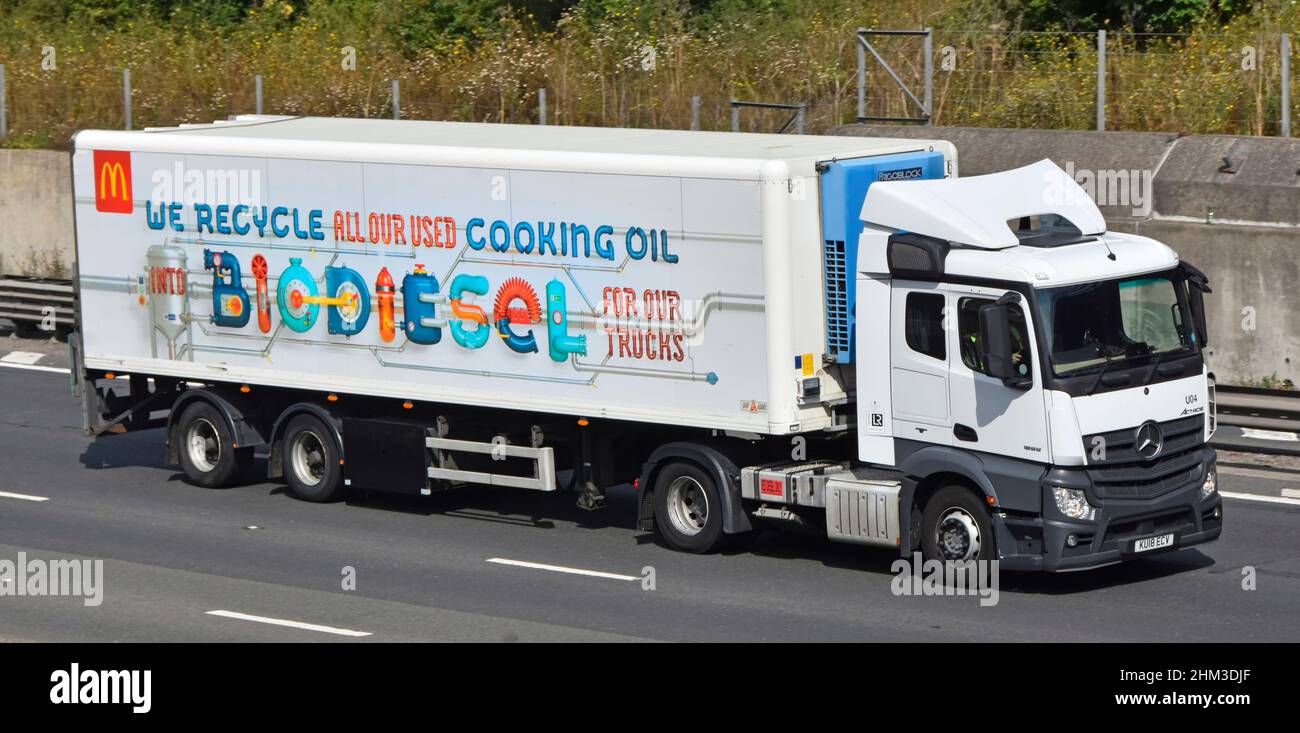 Publicité sur le côté remorque de McDonalds fast food camion cuisant l'huile de recyclage dans le biodiesel pour leur entreprise hgv Trucks & driver UK autoroute Banque D'Images