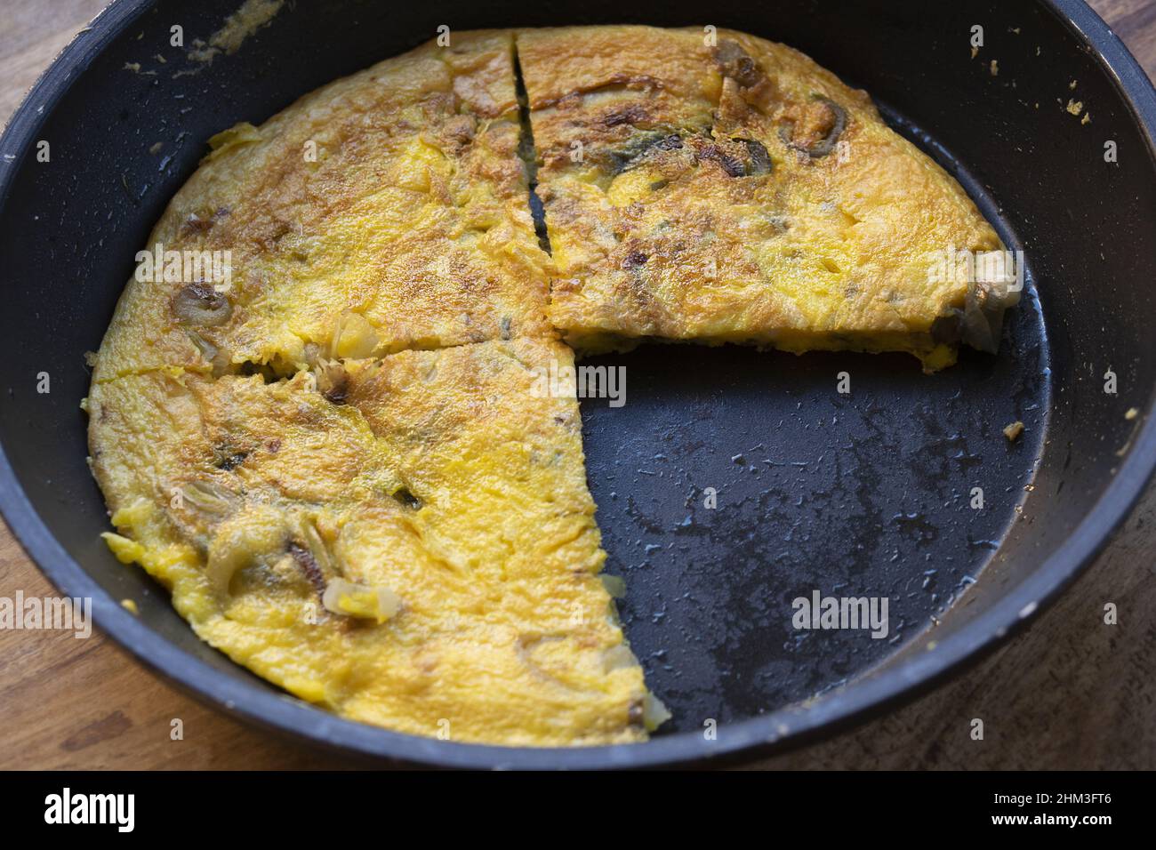 frittata aux œufs coupés en trois quartiers et cuits dans une casserole Banque D'Images