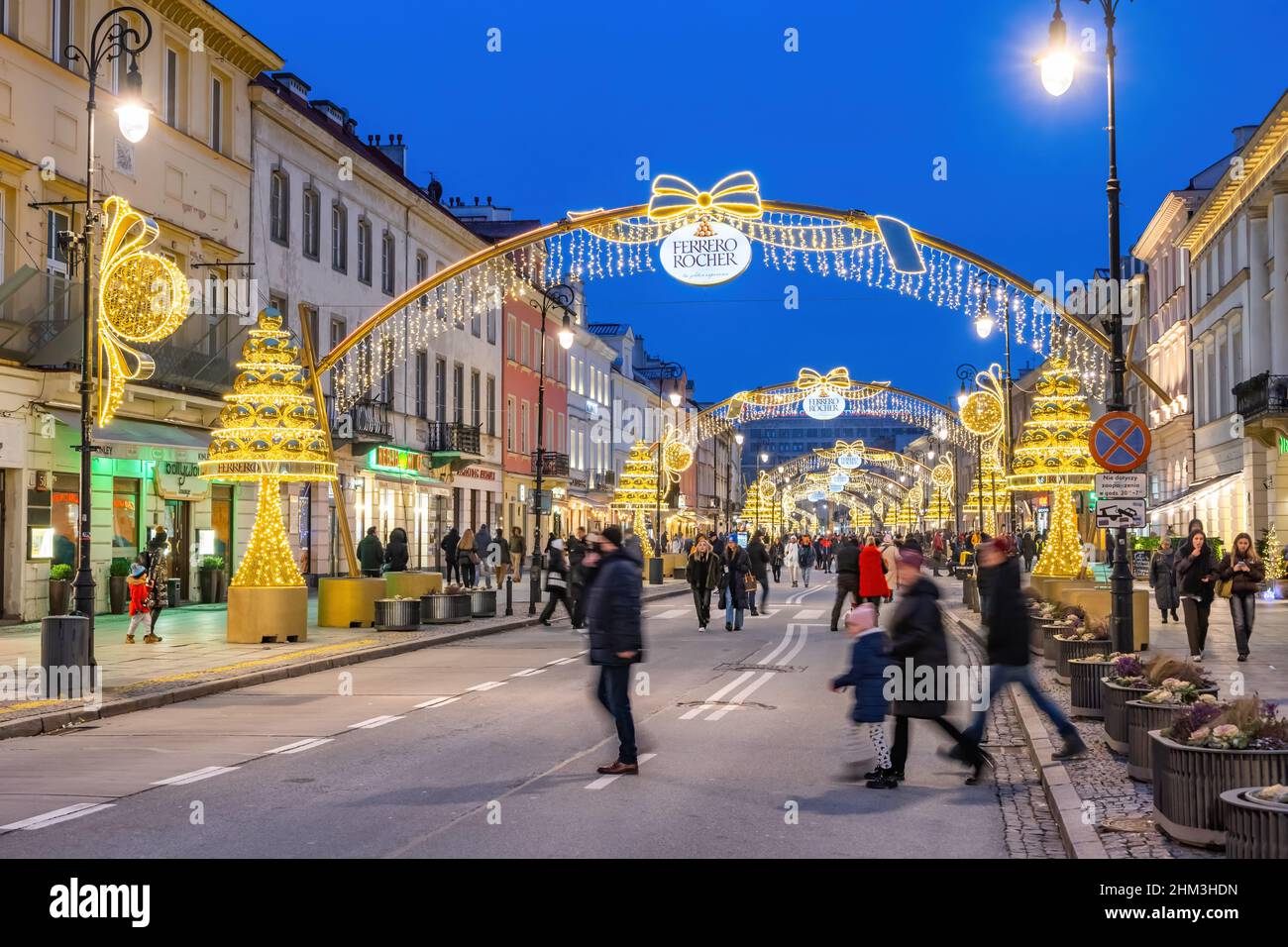 Varsovie, Pologne - 8 janvier 2022: Les gens sur la rue New World (Nowy Swiat), fermé à la circulation pendant la saison des fêtes, partie de la route Royale dans le Cap Banque D'Images