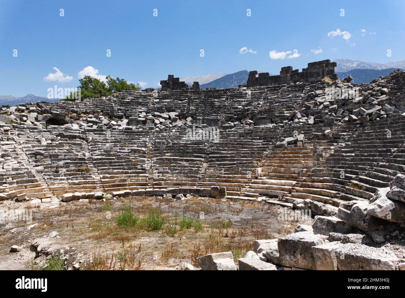 Fethiye, Mugla, Turquie - juin 16 2014 : amphithéâtre romain du site archéologique de Tlos, Lycia Banque D'Images