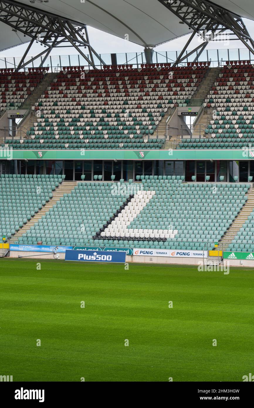 Varsovie, Pologne - 4 juin 2021 : Legia Warsaw Municipal Stadium ou intérieur du stade de l'armée polonaise avec le signe L dans les sièges et le terrain de football Banque D'Images