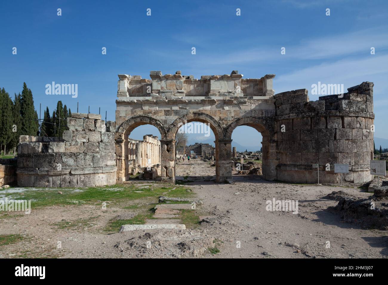 Pamukkale, Denizli, Turquie : avril 03 2016 : porte de Domitian et rue Frontinus à Hiérapolis Banque D'Images