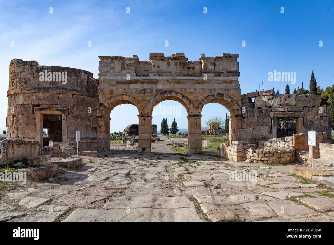 Pamukkale, Denizli, Turquie : avril 03 2016 : porte de Domitian et rue Frontinus à Hiérapolis Banque D'Images