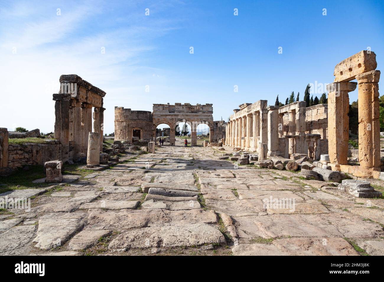 Pamukkale, Denizli, Turquie : avril 03 2016 : porte de Domitian et rue Frontinus à Hiérapolis Banque D'Images