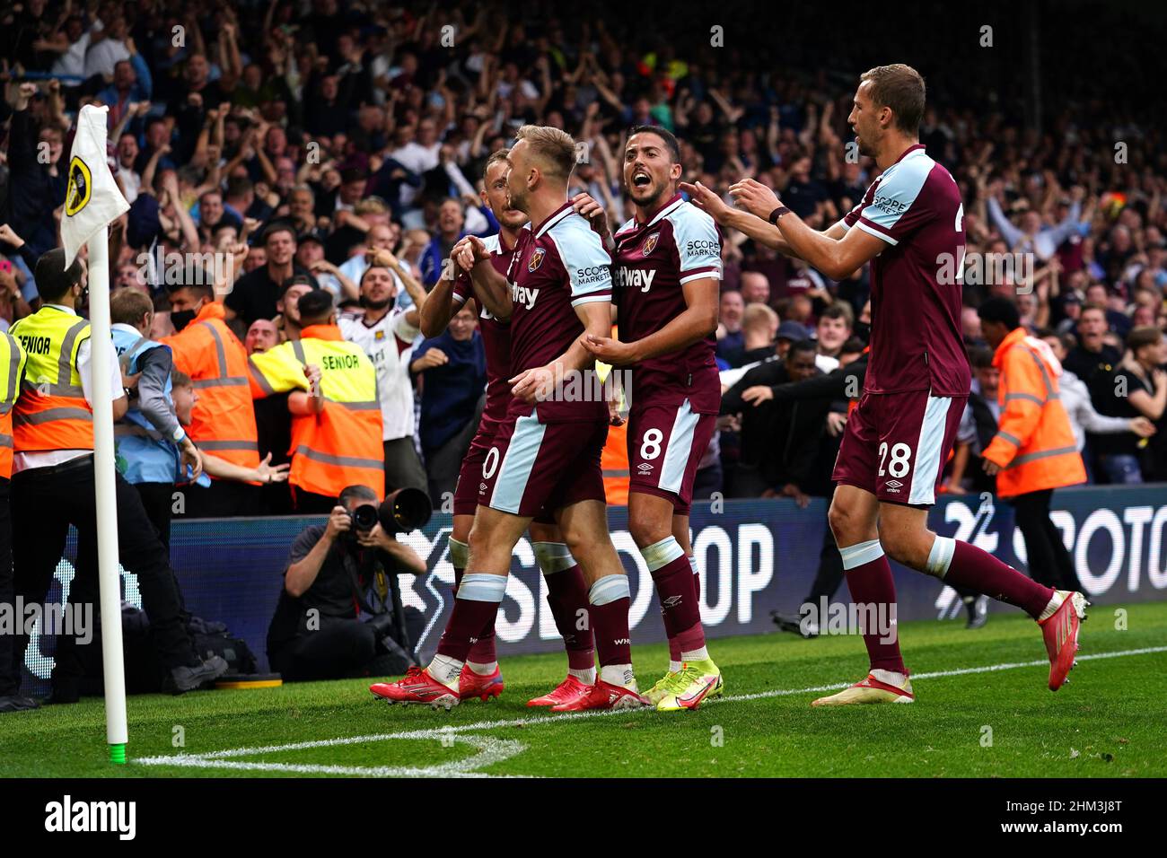 Jarrod Bowen de West Ham United célèbre un but marqué par le Junior Firpo de Leeds United lors du match de la Premier League à Elland Road, Leeds. Date de la photo: Samedi 25 septembre 2021. Banque D'Images