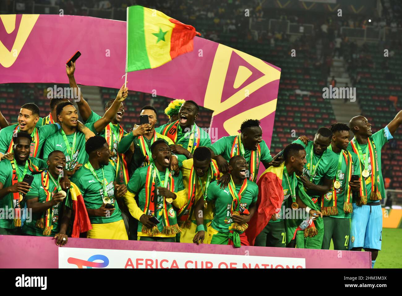 Yaoundé.6th févr. 2022.Les joueurs du Sénégal célèbrent la victoire du match final entre le Sénégal et l'Égypte à la coupe d'Afrique des Nations 2021 (AFCON) à Yaoundé, Cameroun, 6 février 2022 crédit: Keppeu/Xinhua/Alay Live News Banque D'Images