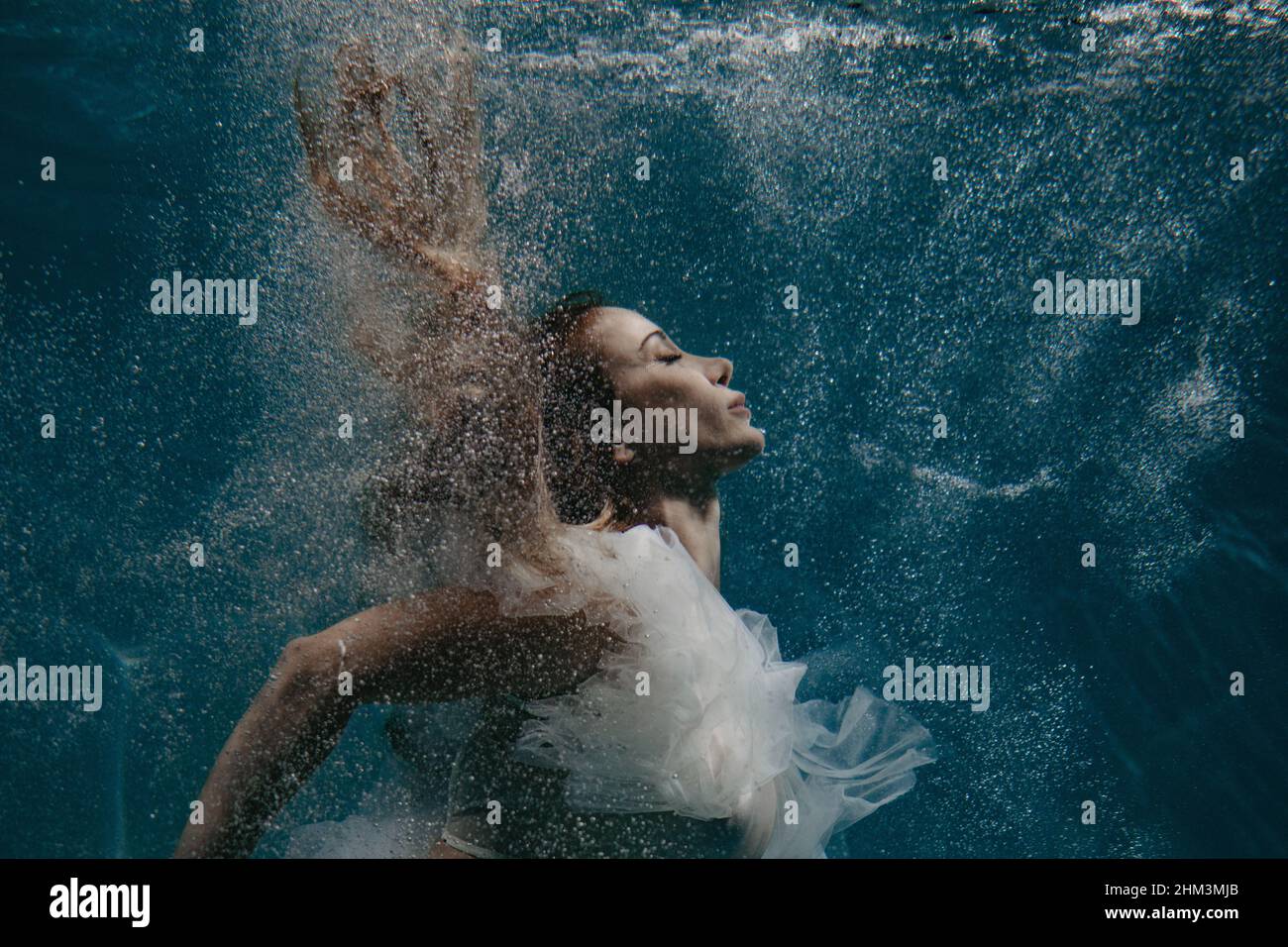 Portrait de belle femme de natation et de plong e en robe de