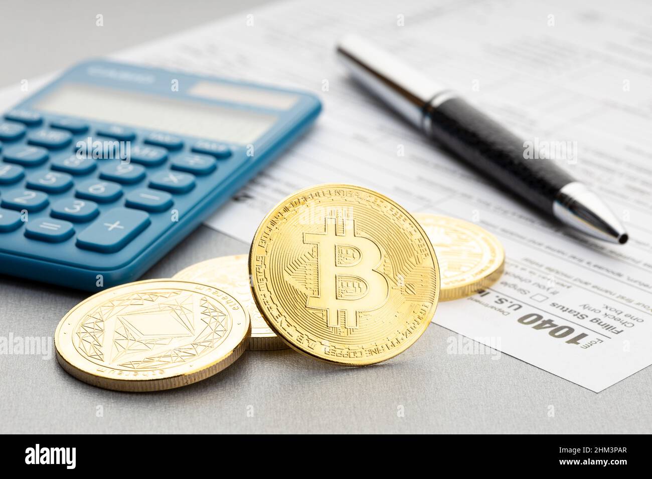 Concept de taxe sur les crypto-monnaies.Concept de temps de taxe Bitcoin Banque D'Images