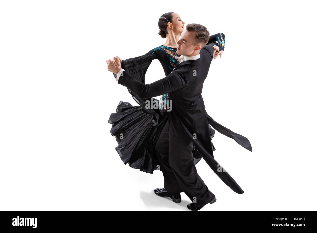 Valse viennoise. Jeune couple artistique gracieux, homme et femme dansant danse de salle de bal isolée sur fond blanc de studio. Beauté, art, sport concept Banque D'Images