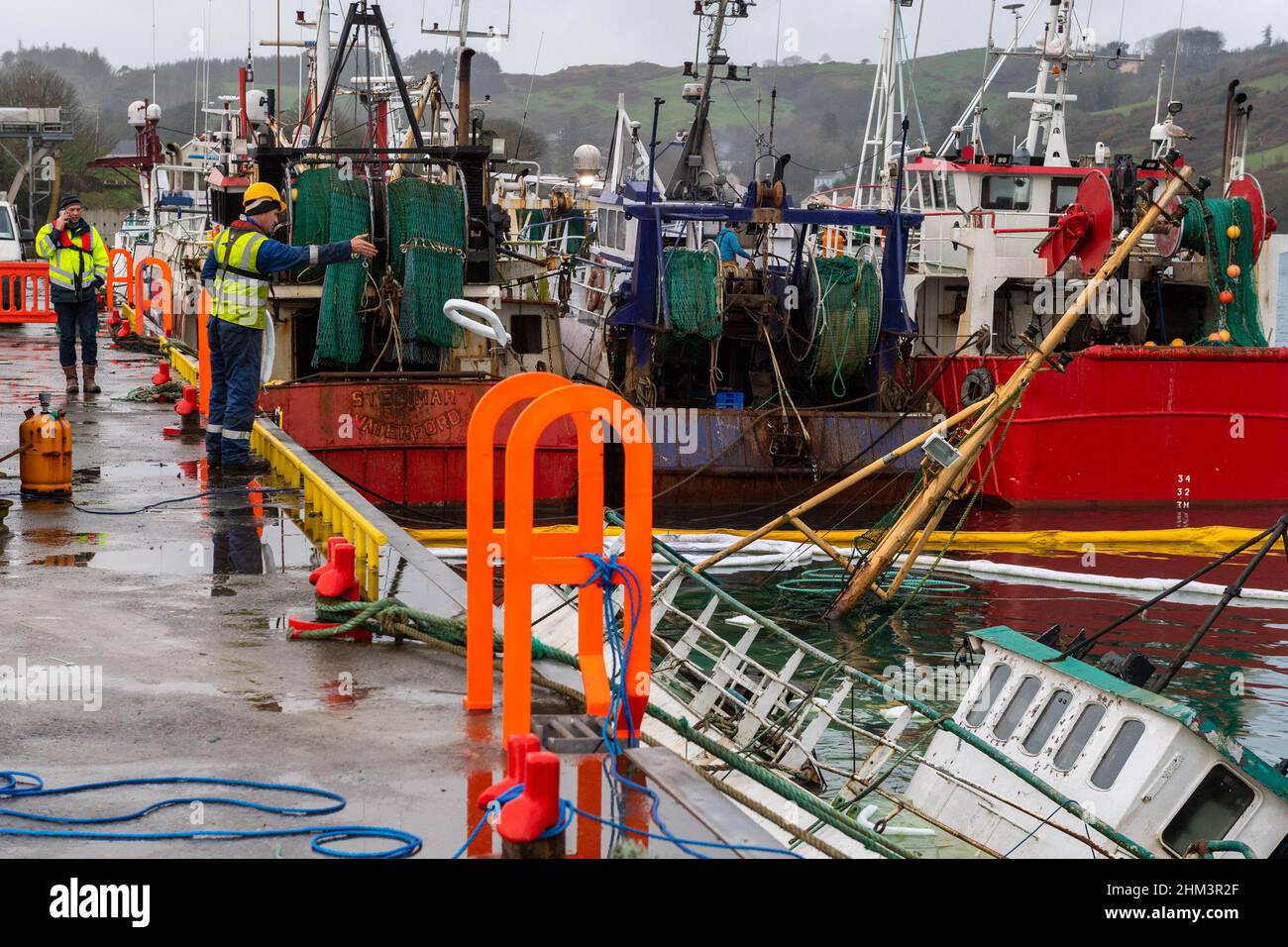 Union Hall, West Cork, Irlande.7th févr. 2022.Le chalutier de pêche 'Sceptre' a coulé pendant qu'il était amarré à Keelbeg Pier dans Union Hall la nuit dernière.Le navire n'avait pas pêché pendant des années et une décision devait être prise sur son avenir.Elle est maintenant au rebut.Il n'y avait pas d'équipage à bord quand elle a coulé.Des flèches ont été placées autour du bateau pour arrêter la pollution du diesel et du pétrole dans le port.Un équipage de Castletownbere est sur place pour tenter de limiter la pollution dans le port à partir du navire en jetant des nouilles absorbantes près du bateau.Crédit : AG News/Alay Live News Banque D'Images