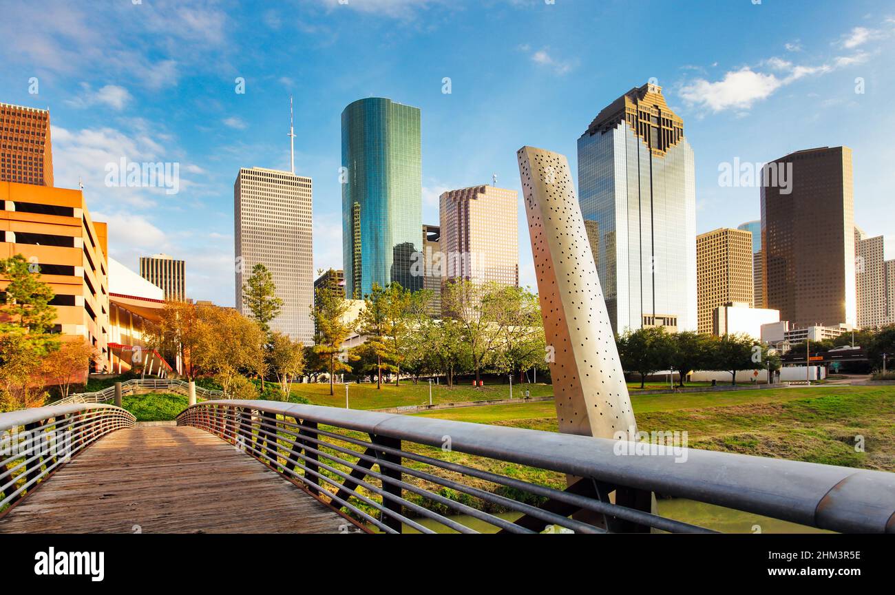 Houston skyline en journée ensoleillée de l'herbe du parc du Texas USA Banque D'Images