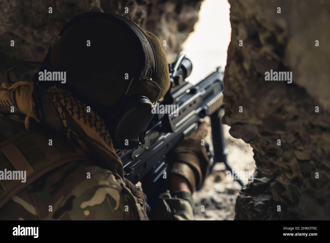 Position de tir du canon de trou de rat avec un canon semi-automatique de l'armée. Photo de haute qualité Banque D'Images