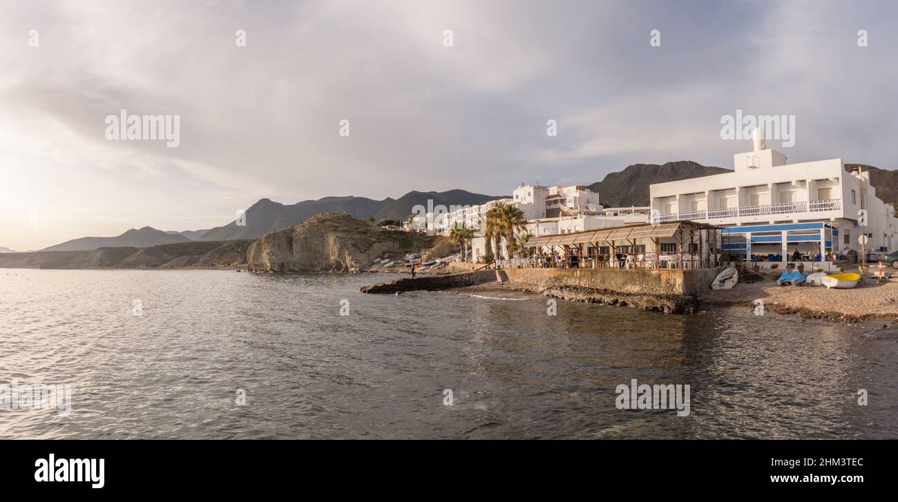 Cabo de gata Espagne. Restaurant au bord de l'eau, Isleta del Moro, ville de pêche près de Los Escullos, à Cabo de Gata, Almeria, Espagne. Banque D'Images