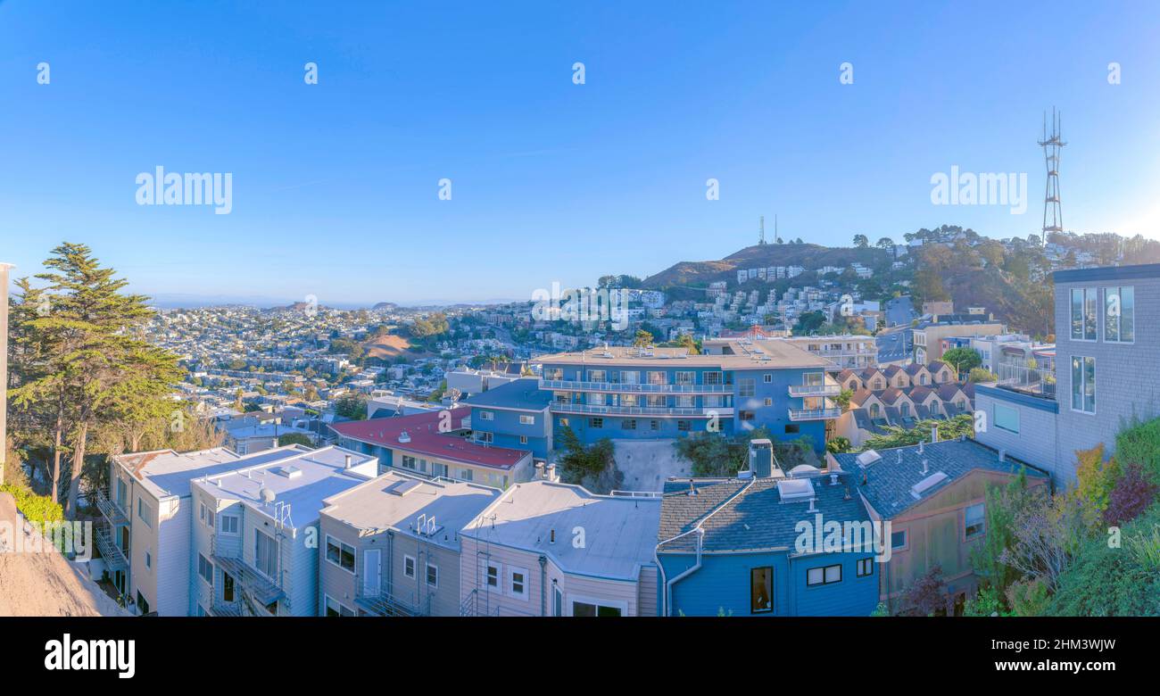 Bâtiments résidentiels près de la montagne et Sutro Tower dans la baie de San Francisco en Californie Banque D'Images