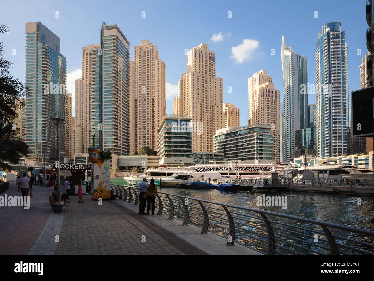 Dubaï, Émirats arabes Unis - 21 janvier 2022 : Marina de Dubaï pendant la journée, gratte-ciel et détails des rues. Banque D'Images