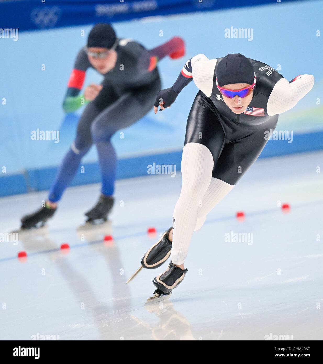 Pékin, Chine.7th févr. 2022.Mia Kilburg (avant) des États-Unis participe à la finale féminine de patinage de vitesse de 1 500m à l'ovale national de patinage de vitesse de Beijing, capitale de la Chine, le 7 février 2022.Crédit : Wu Wei/Xinhua/Alay Live News Banque D'Images