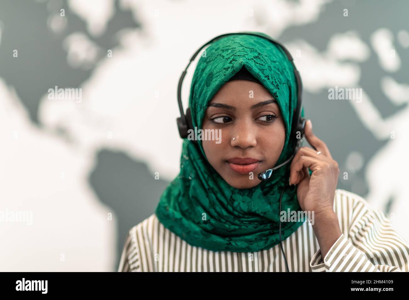 Afro musulmane femme avec foulard hijab vert représentante de la clientèle  femme d'affaires avec casque de téléphone aider et soutenir en ligne avec  le client dans Photo Stock - Alamy