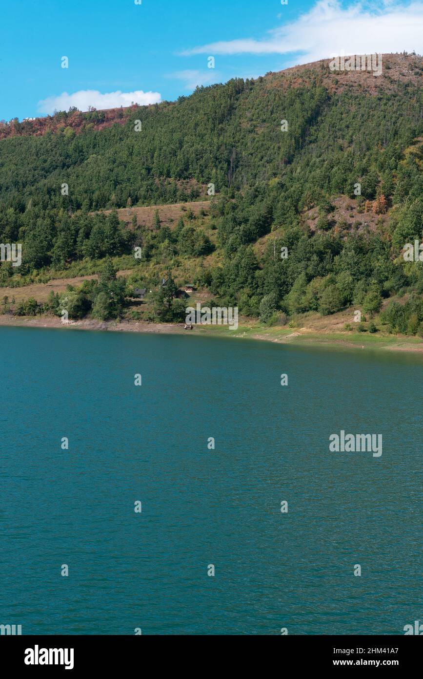 Vue sur le lac d'Uvac, réserve naturelle spéciale sous la protection de l'État serbe et habitat des vautours de griffon Banque D'Images Vue sur le lac d'Uvac, réserve naturelle spéciale sous la protection de l'État serbe et habitat des vautours de griffon Banque D'Images