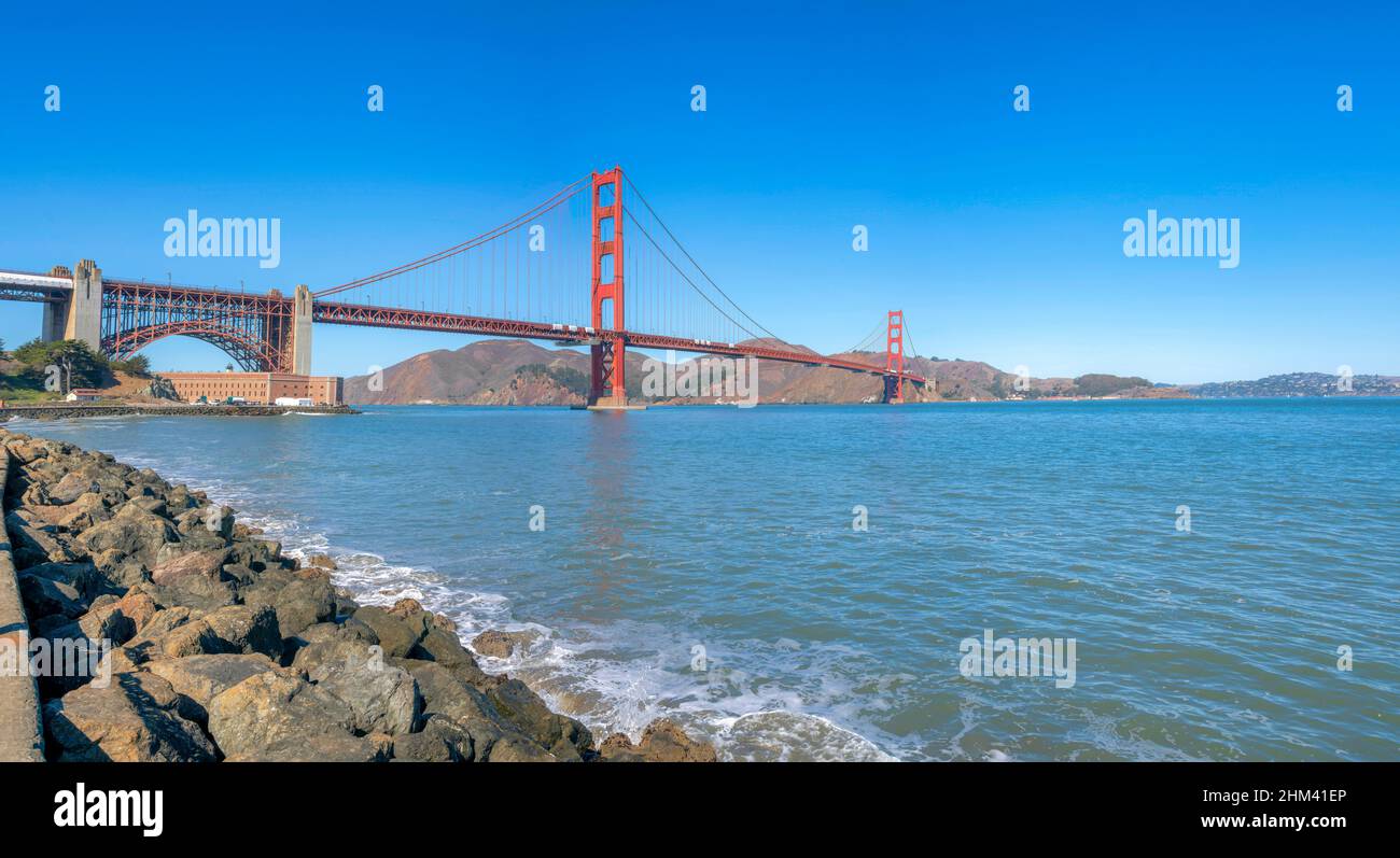 Vue sur le pont Golden Gate depuis la rive de la baie de San Francisco, Californie Banque D'Images