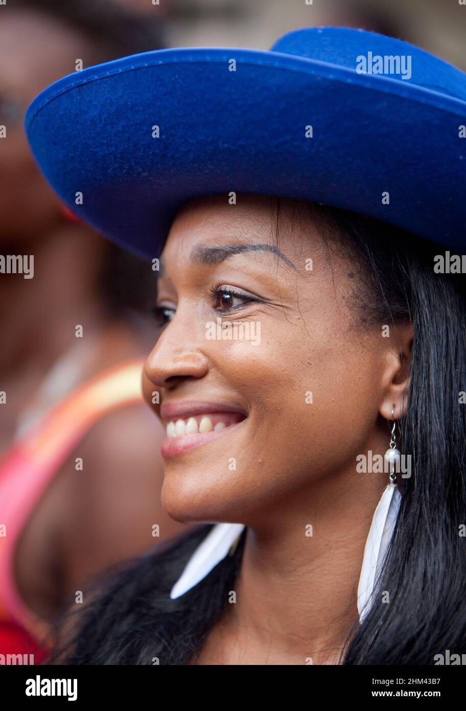 Un visage souriant dans la foule pendant le carnaval aux Seychelles. Banque D'Images