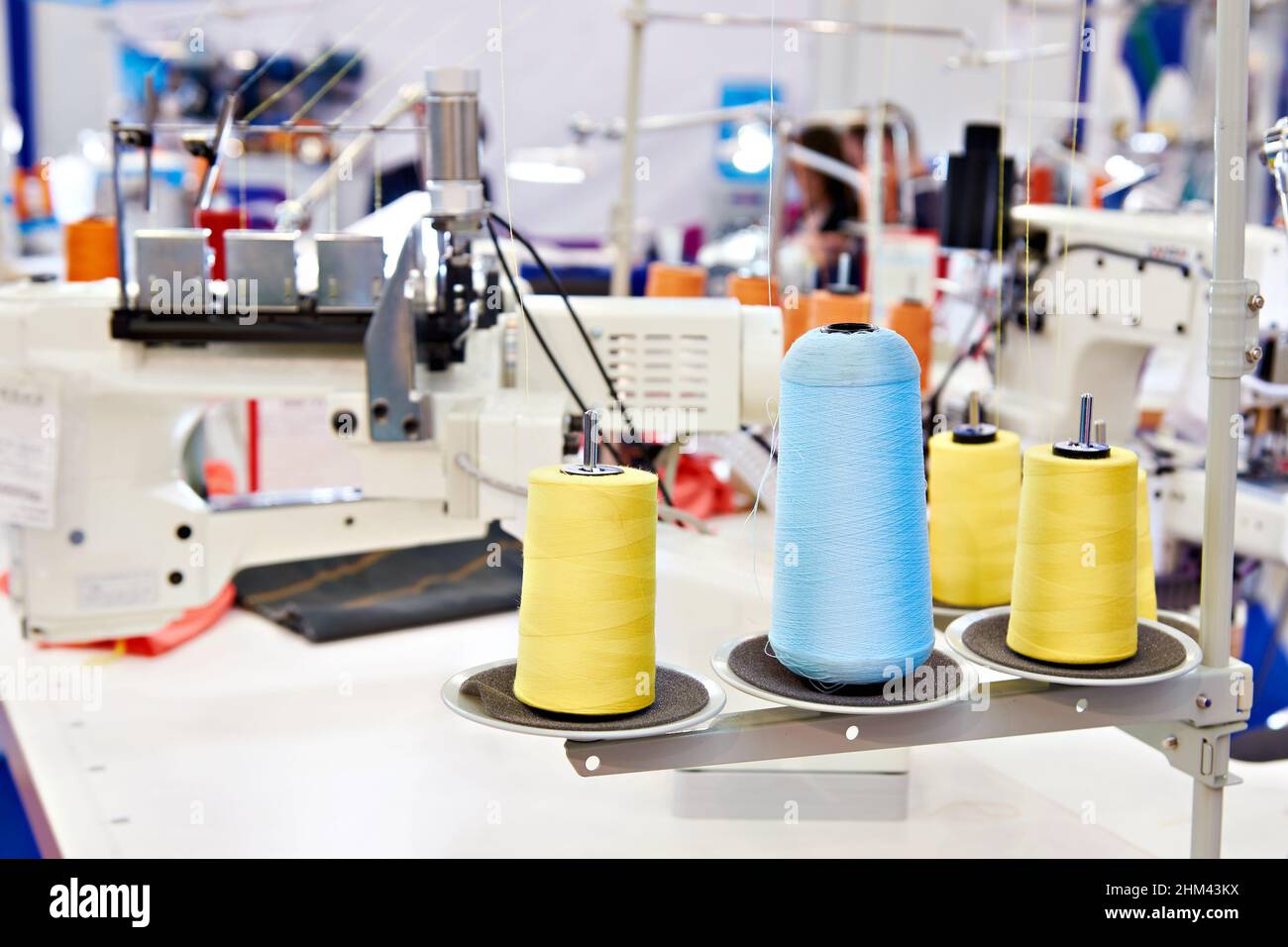 Atelier de couture avec fils et machines à coudre électriques Banque D'Images