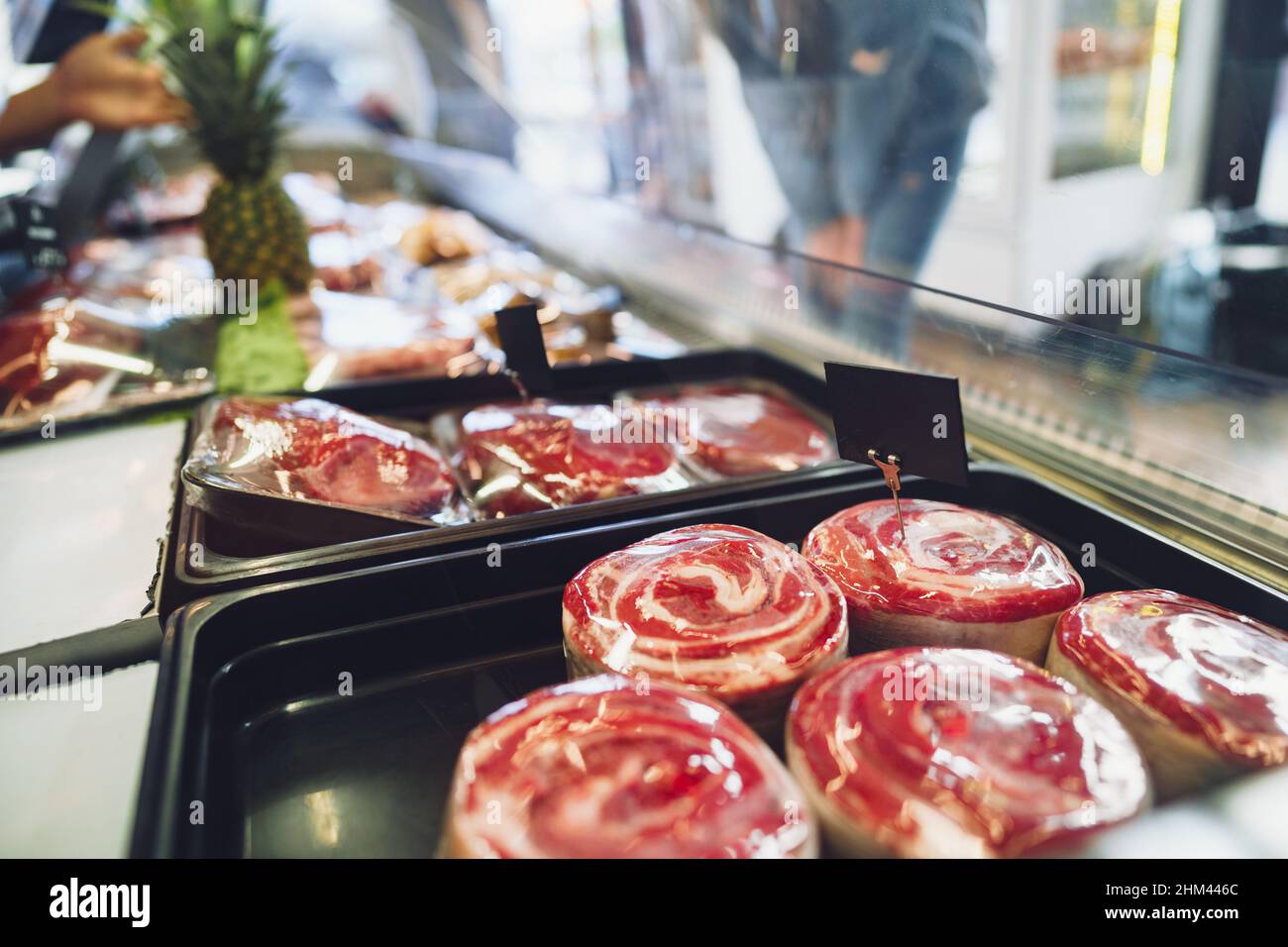 Hachée de viande crue dans un magasin de boucher. Banque D'Images