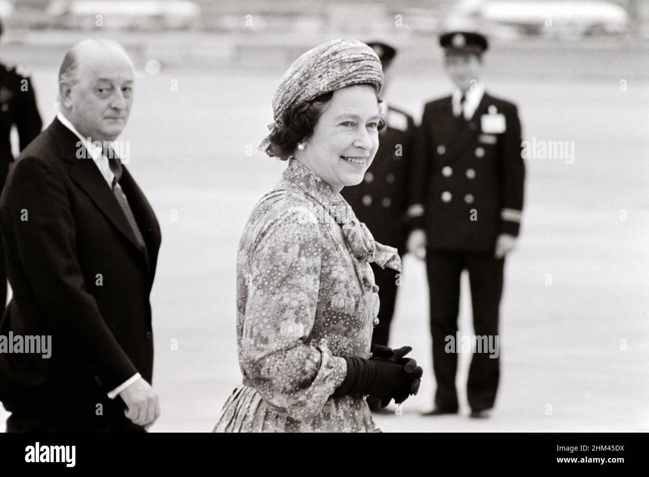 Queen Elizabeth II à l'aéroport de Heathrow 80s en partant pour l'Afrique Banque D'Images