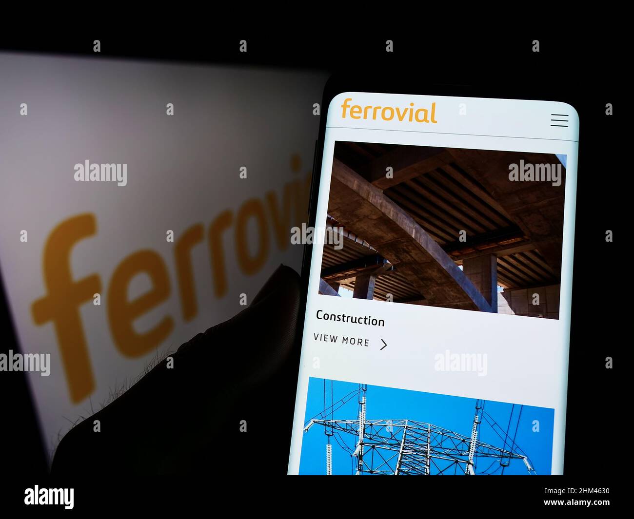 Personne tenant un téléphone portable avec le site Internet de la société espagnole de construction Ferrovial sa à l'écran devant le logo. Concentrez-vous sur le centre de l'écran du téléphone. Banque D'Images