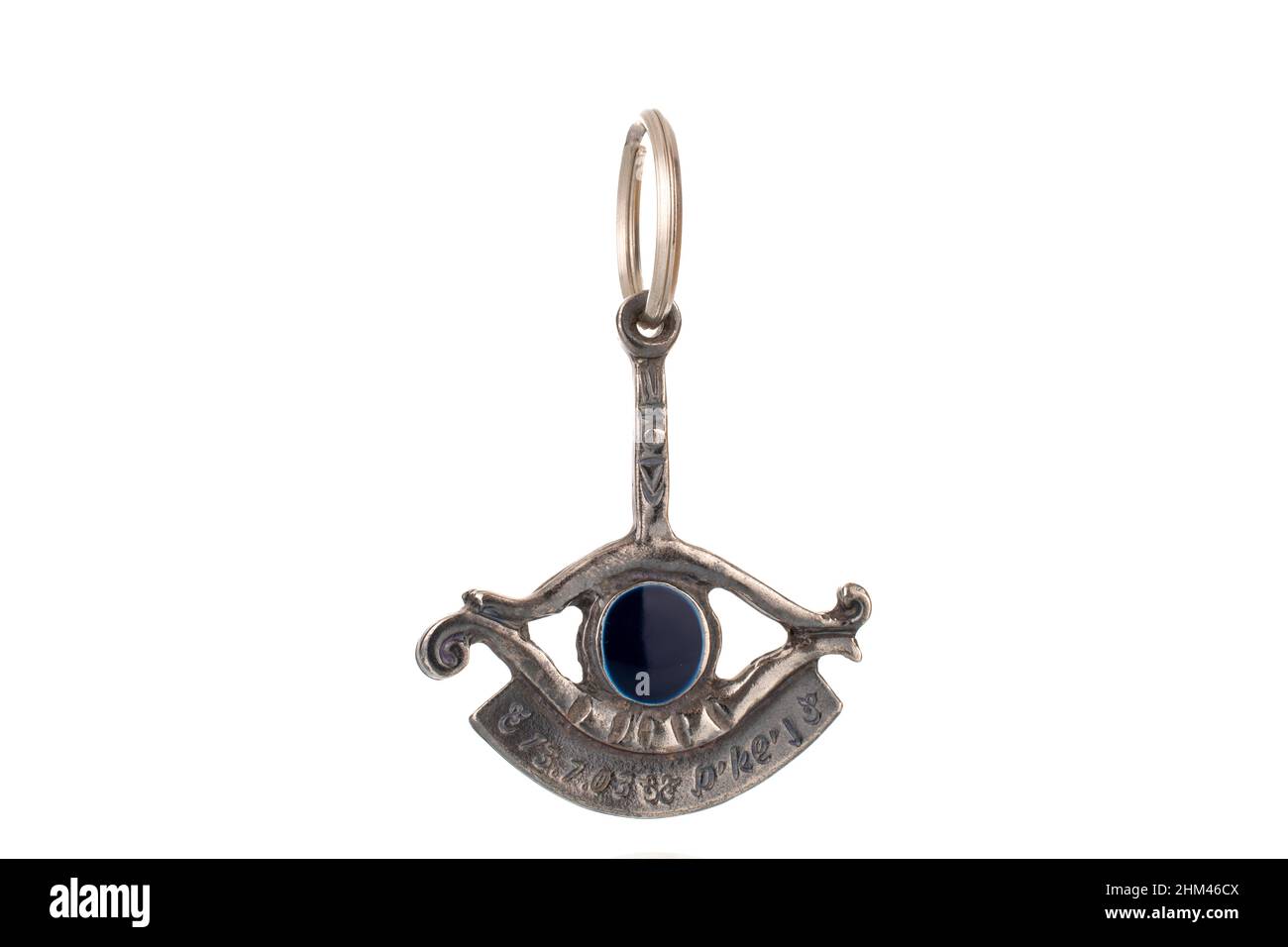 Une suspension tout-en-un argentée, macro, isolée sur un fond blanc. Banque D'Images